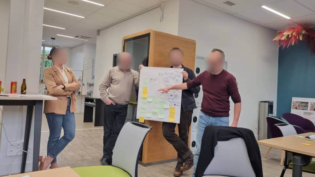 Photo de participants à un atelier Legal Design en train de présenter leurs idées pour résoudre les problèmes des utilisateurs de droit : un état d'esprit